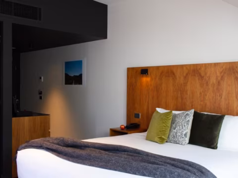 Grove balcony room, Wharfstone Hotel