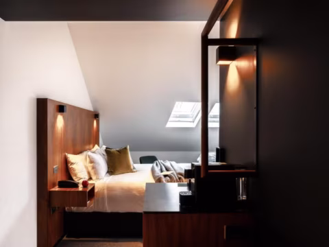 Grove balcony room, Wharfstone Hotel